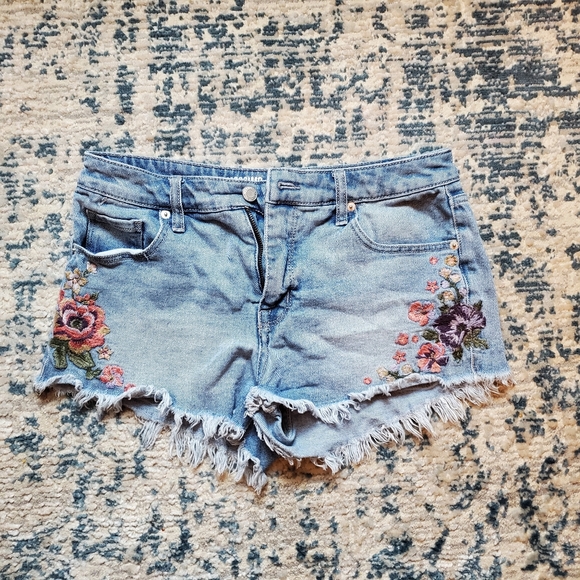High-Rise Flower Embroidered Denim Shorts - Picture 3 of 5